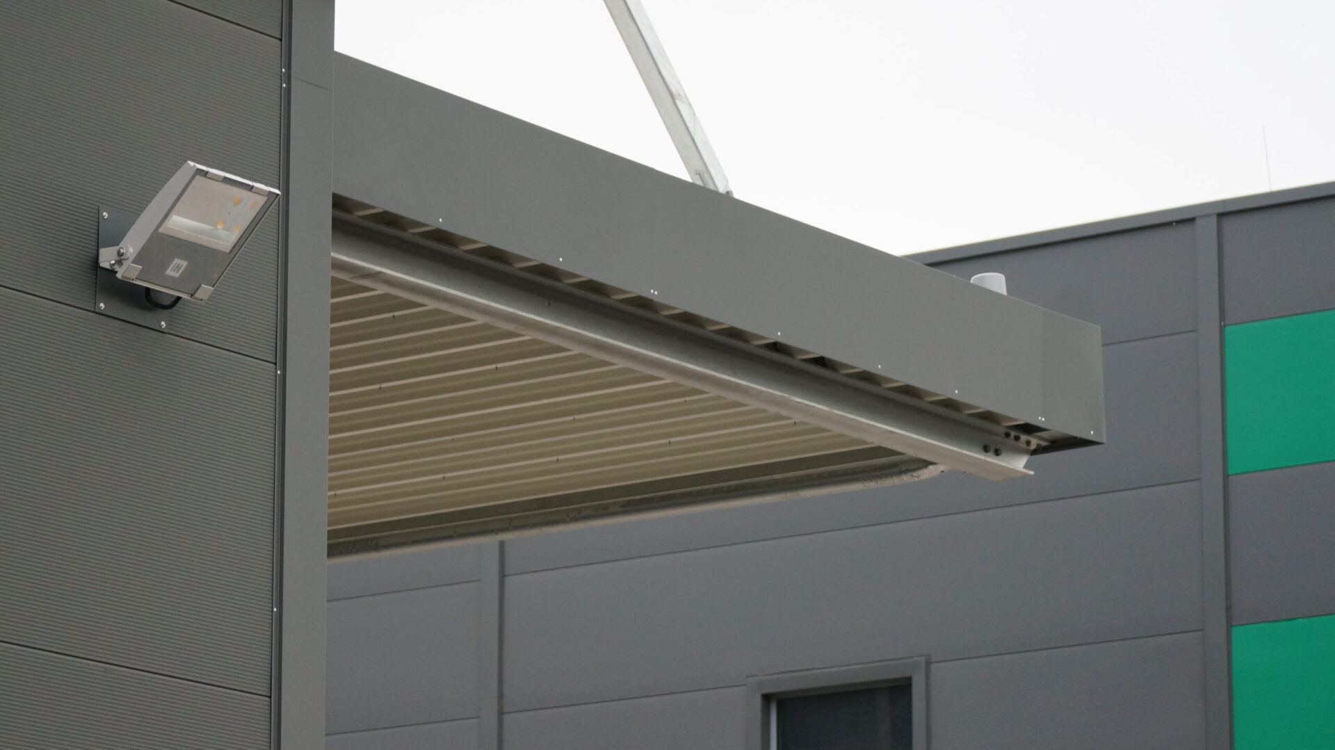 Aussenstrahler industriehalle elektrotechnik geiger scaled