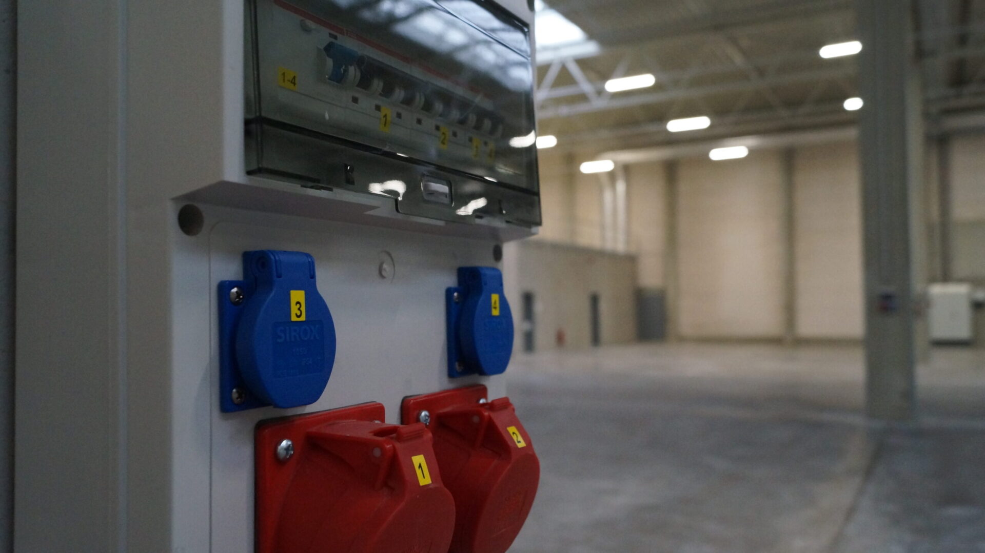 Hallensaeule mit Verteilersteckdose industrie elektrotechnik geiger scaled